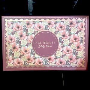 Ace Beaute Smokey Roses Eyeshadow Palette